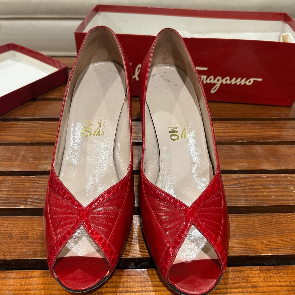 Salvatore Ferragamo Red Leather Peep Toe Pumps Vintage Italian Heels 8.5 B